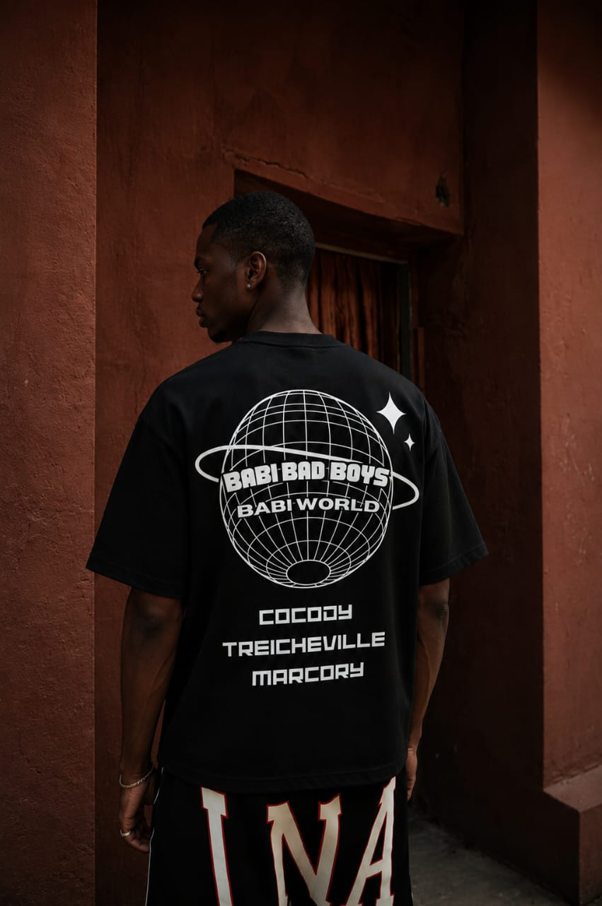 Client portant un t-shirt Babi World